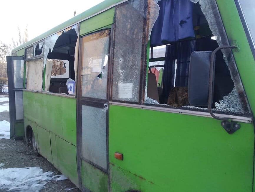 Обстріляний автобус, яким евакуювали мешканців міста Ізюм