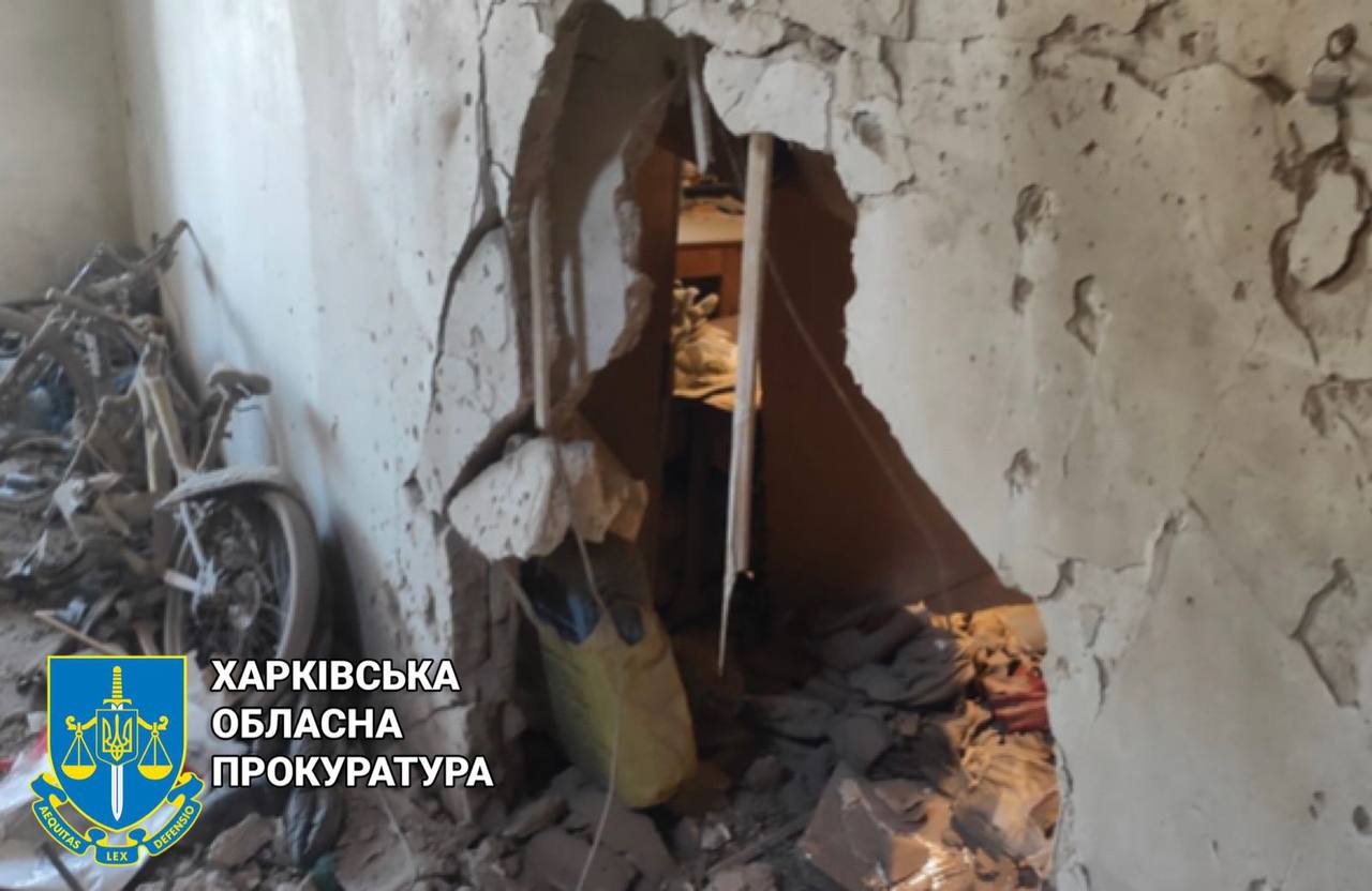 Попадання снарядів у будинок