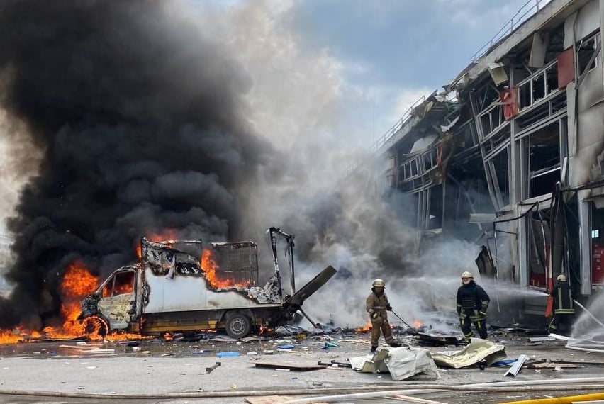 Рятувальники ДСНС Харківської області гасять пожежу у Коротичі
