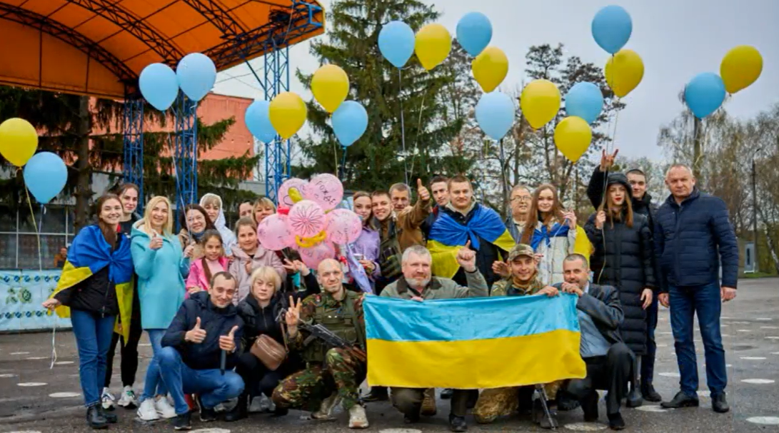 У Валках захисник країни романтично освідчився своїй дівчині. Відео