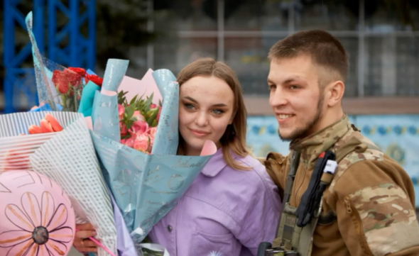 У Валках захисник країни романтично освідчився своїй дівчині. Відео