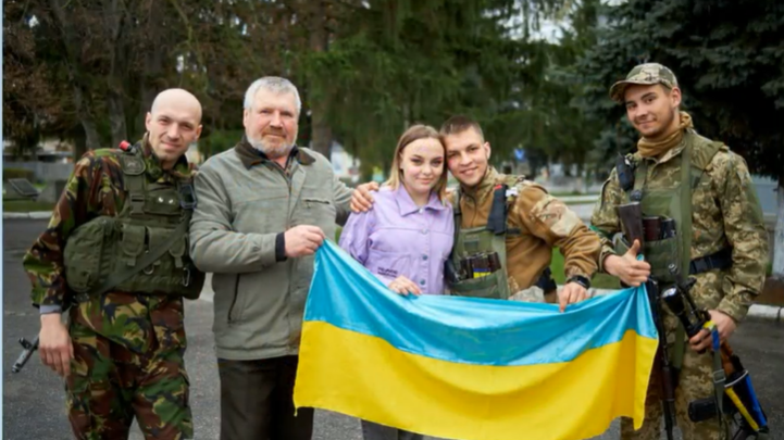 У Валках захисник країни романтично освідчився своїй дівчині. Відео