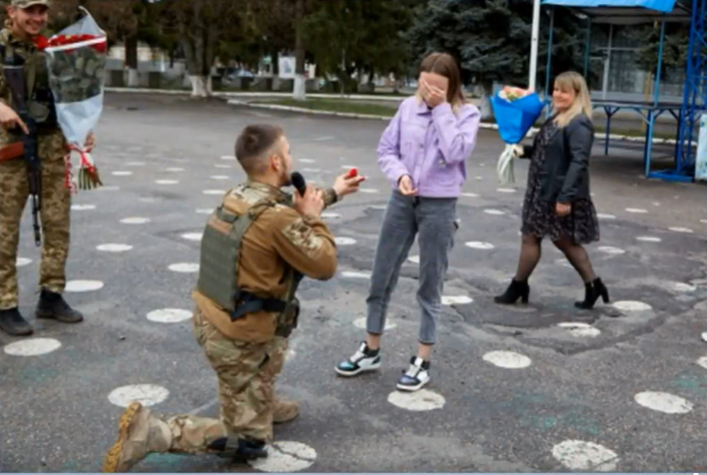 У Валках захисник країни романтично освідчився своїй дівчині. Відео