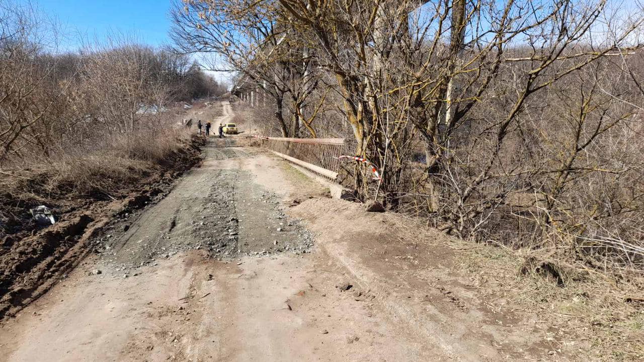 На Харківщині зробили тимчасові об'їзди двох зруйнованих мостів