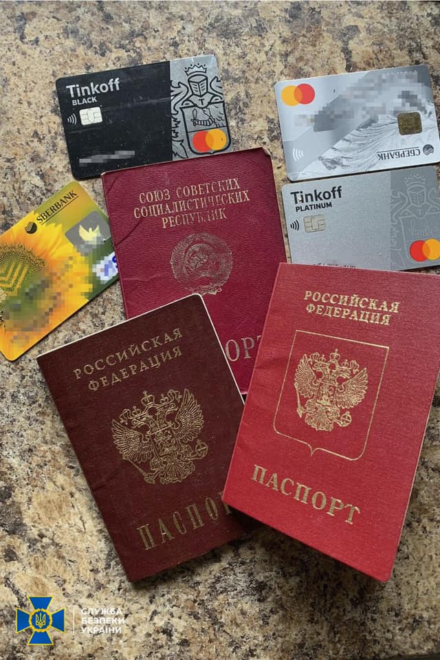 Російські документи та банківські картки, які знайшли у зловмисника
