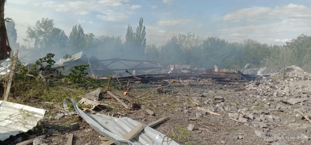 Через обстріли на Лозівщині зруйновано склад сільгосппідприємства. Фото