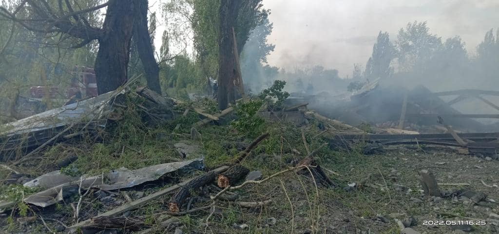 Через обстріли на Лозівщині зруйновано склад сільгосппідприємства. Фото