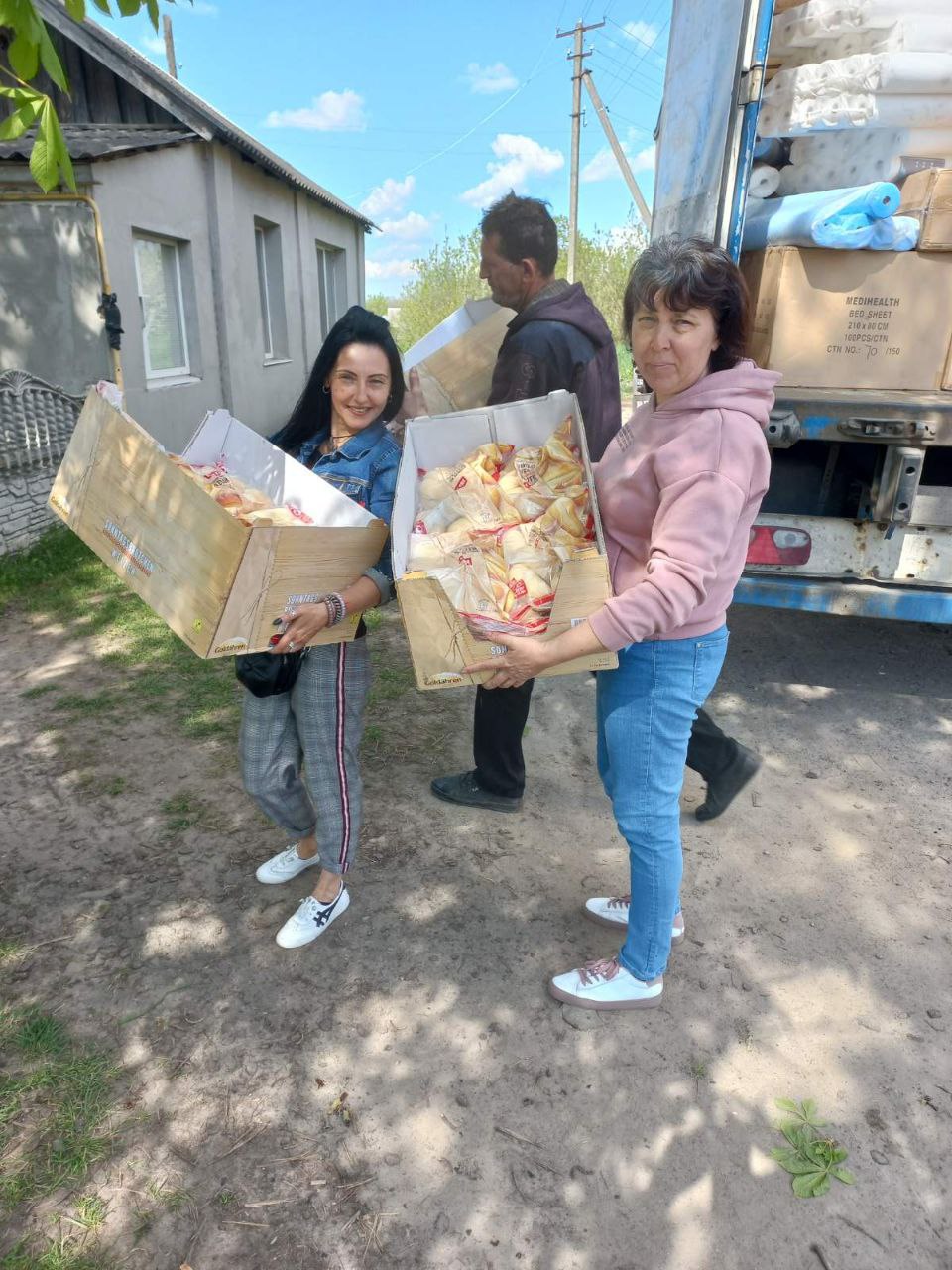 Волонтерка Ірина доставляє гуманітарну допомогу до мешканців та переселенців Коломаччини
