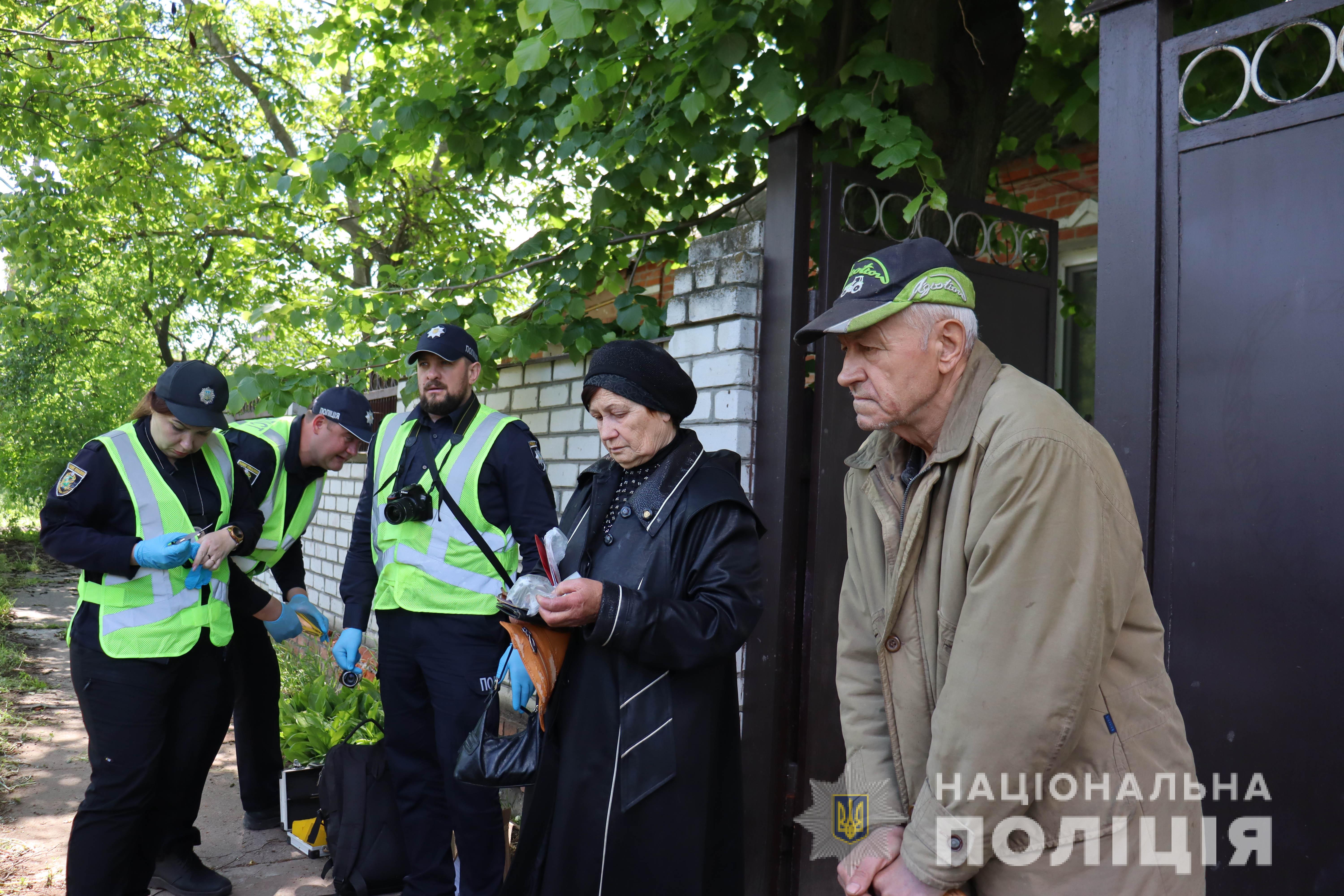 Батьки розповідають слідчим про смерть сина