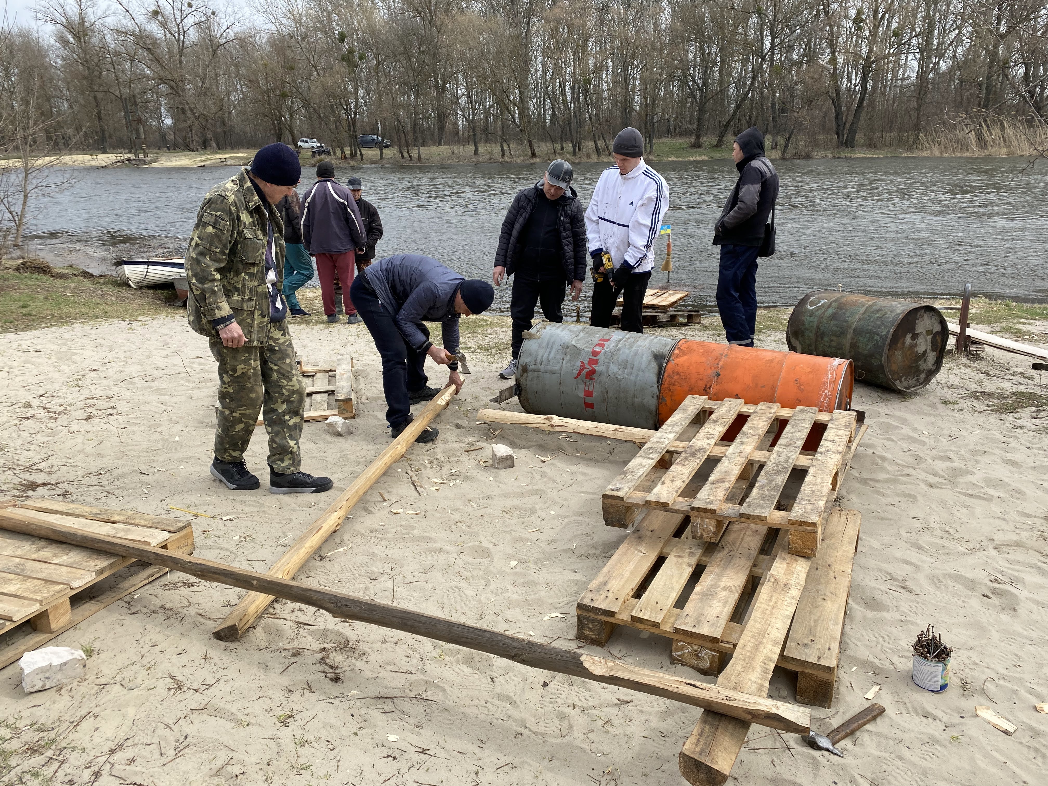 У Змієві місцеві активісти налагодили човнове сполучення через Сіверський Донець