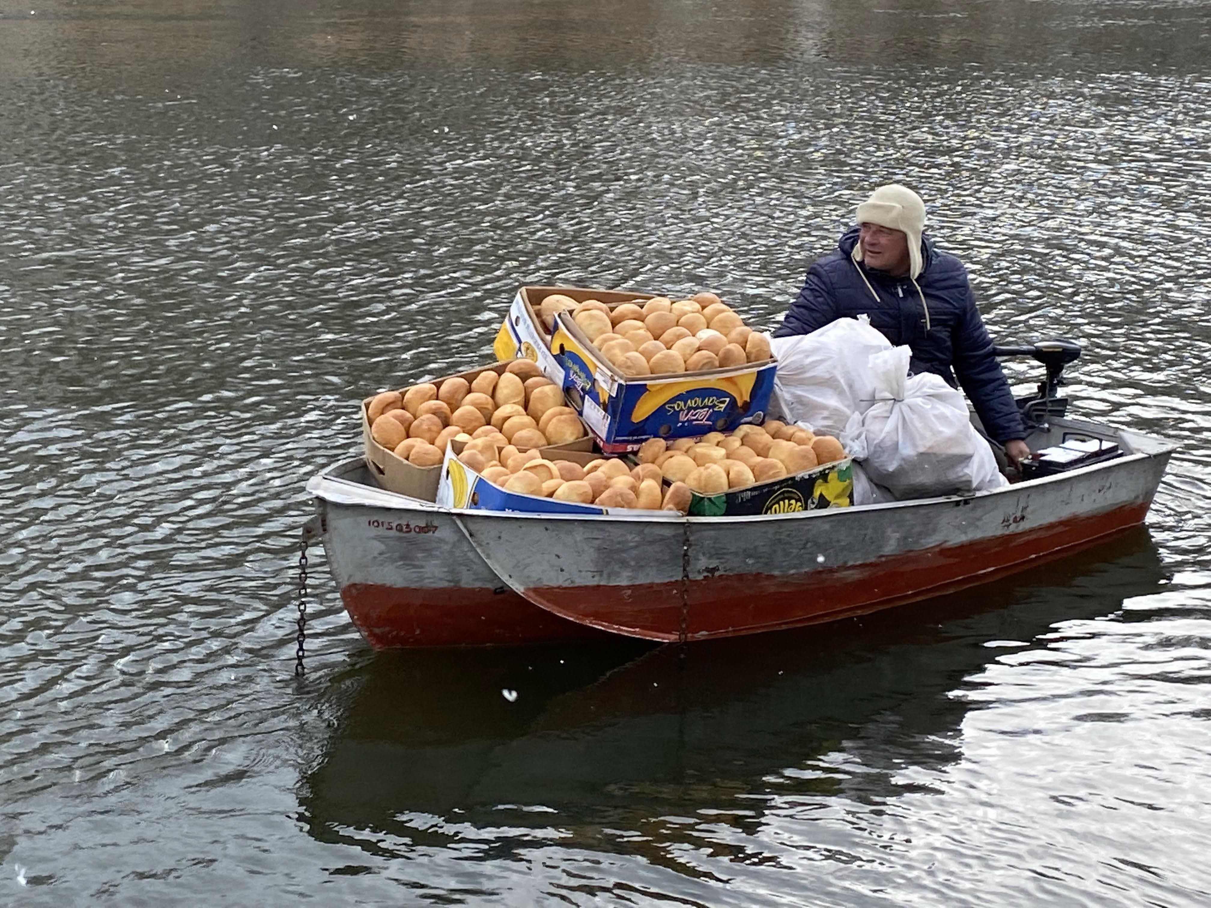 У Змієві місцеві активісти налагодили човнове сполучення через Сіверський Донець