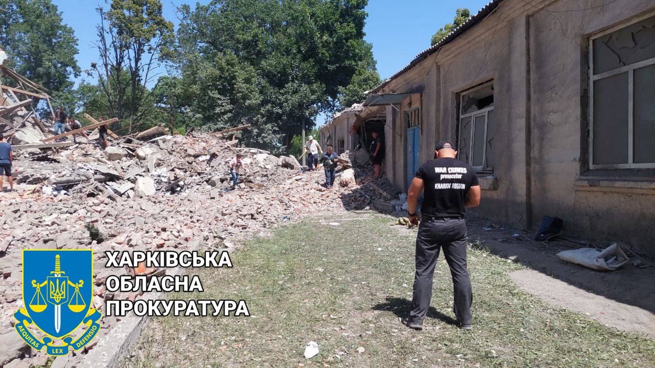 Ракетний обстріл по Люботину: пошкоджено навчальний заклад та приватні будинки. Фото