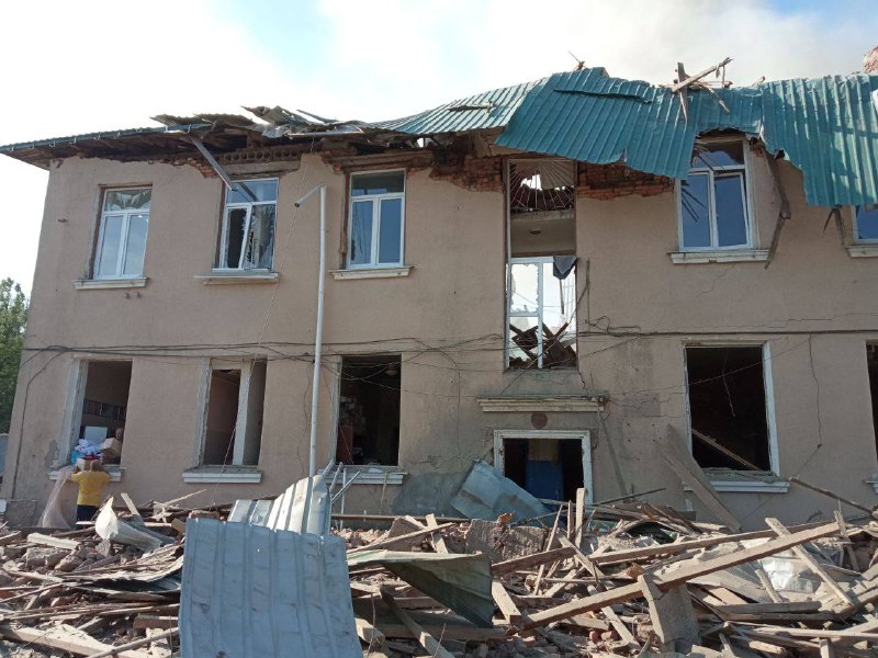 Окупанти обстріляли місто на Харківщині: є поранені, люди під завалами