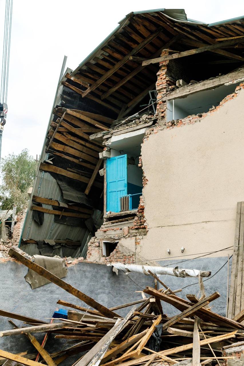 Окупанти обстріляли місто на Харківщині: є поранені, люди під завалами. ФОТО.ОНОВЛЕНО
