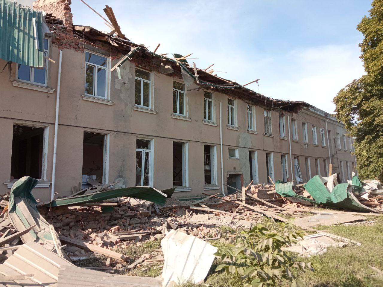 Окупанти обстріляли місто на Харківщині: є поранені, люди під завалами