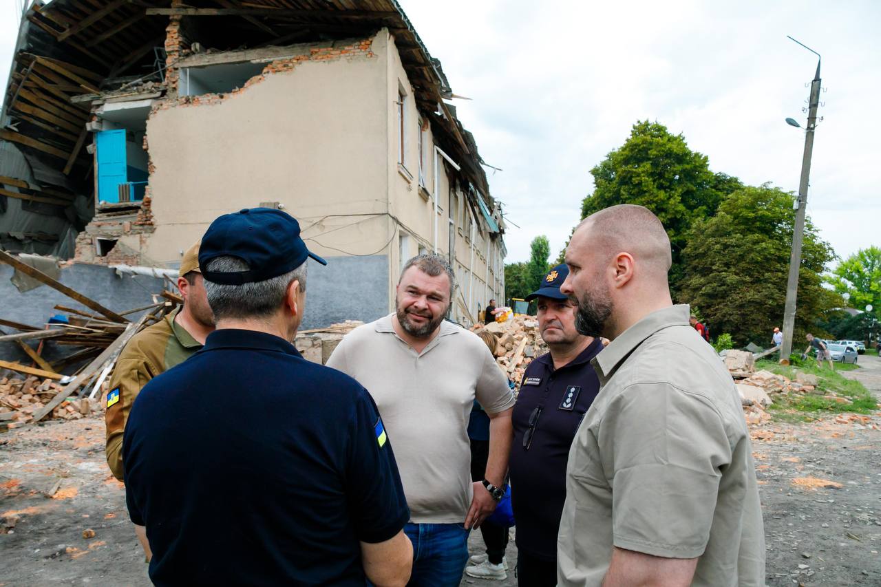 Окупанти обстріляли місто на Харківщині: є поранені, люди під завалами. ФОТО.ОНОВЛЕНО