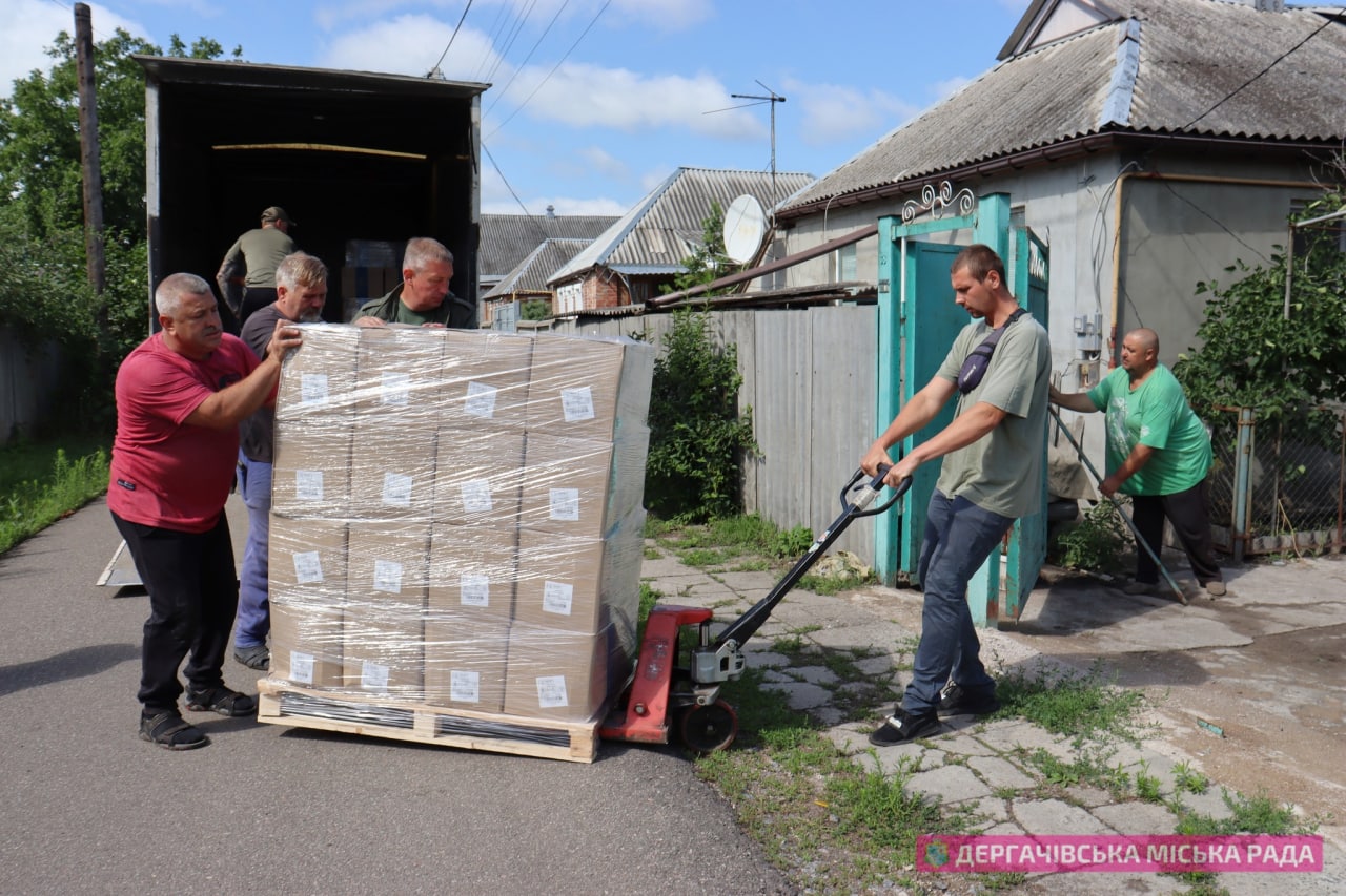 Без газу, зв'язку та під обстрілами: скільки людей залишається на Дергачівщині