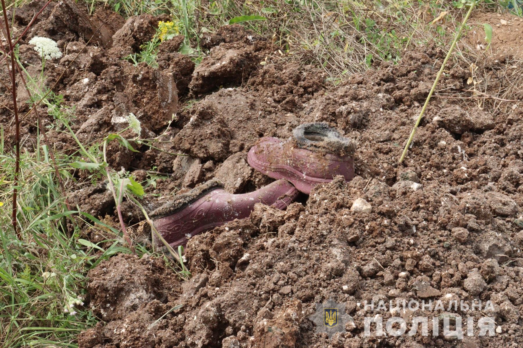 У Вільхівці поліція вилучила тіла двох людей, що загинули у березні під час обстрілу