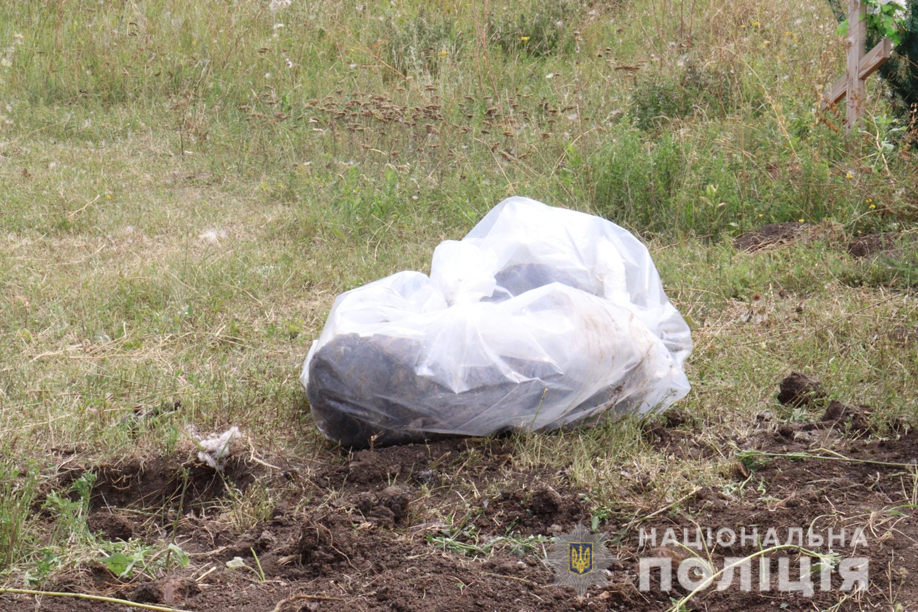 У Вільхівці поліція вилучила тіла двох людей, що загинули у березні під час обстрілу