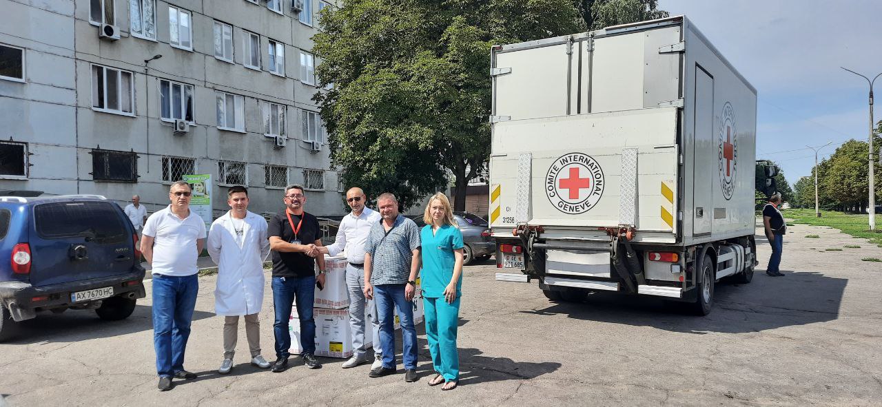 Вантажівка з гуманітарною допомогою ліків для Лозівської громади