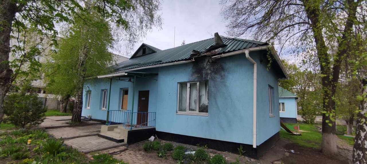 Пробитий російським снарядом дах у будівлі селища Рогань