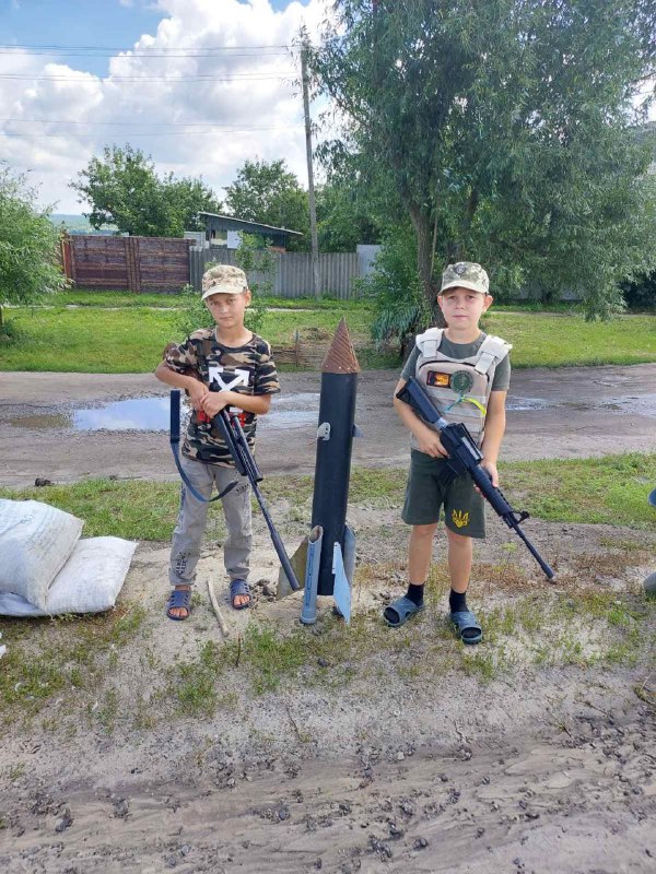 Максим і Андрій на дитячому блокпості у Зміївській громаді Харківської області 