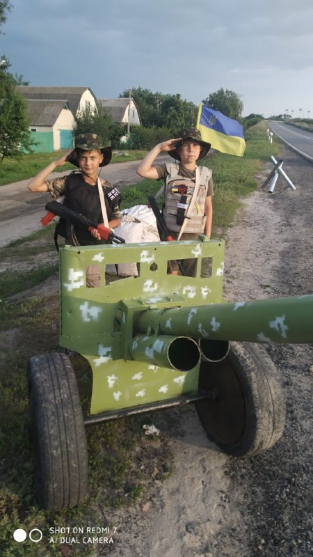 Діти чергують щодня на блокпосту у Зміївській громаді Харківської області
