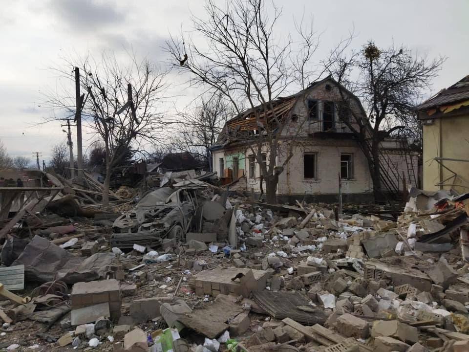 Пошкоджений будинок внаслідок авіанальоту на Яковлівку