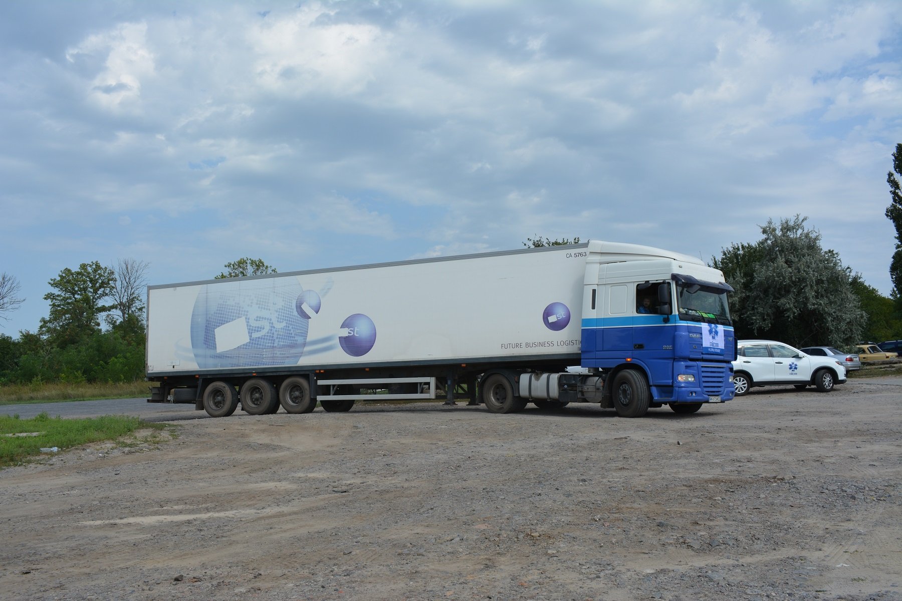 Вантажівка з гуманітарною допомогою для Мереф'янської громади