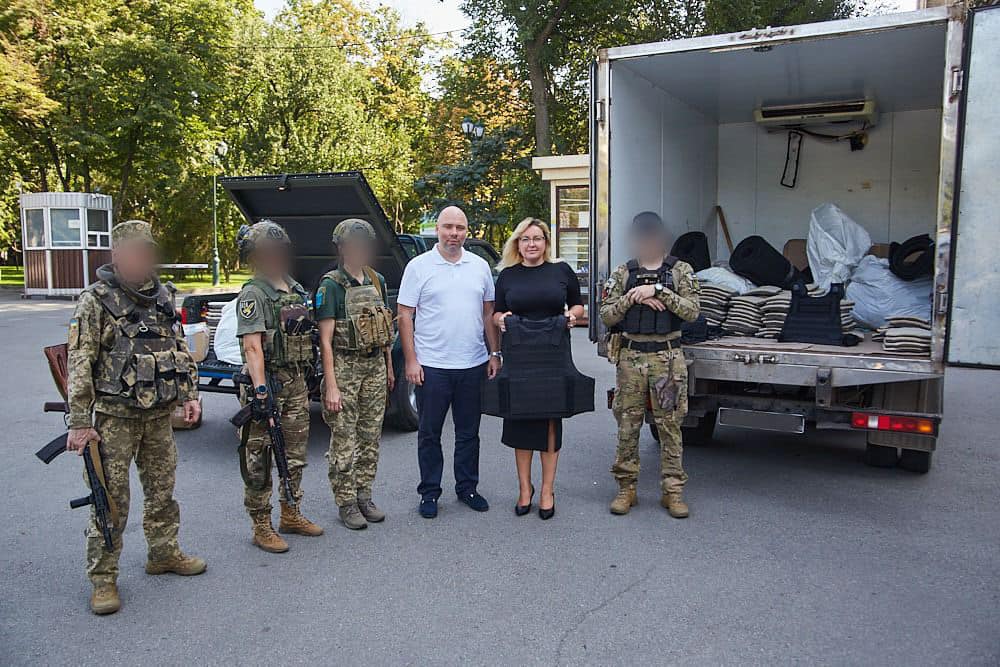 Передача військовим бронежилети, Харківська область, Україна