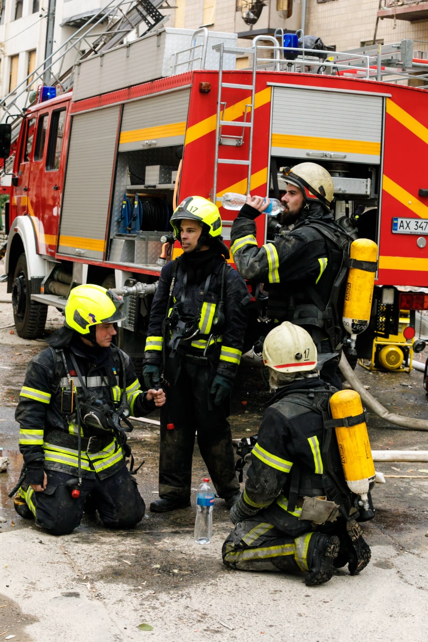 Окупанти ракетою зруйнували багатоповерхівку у центрі Харкова. Фото