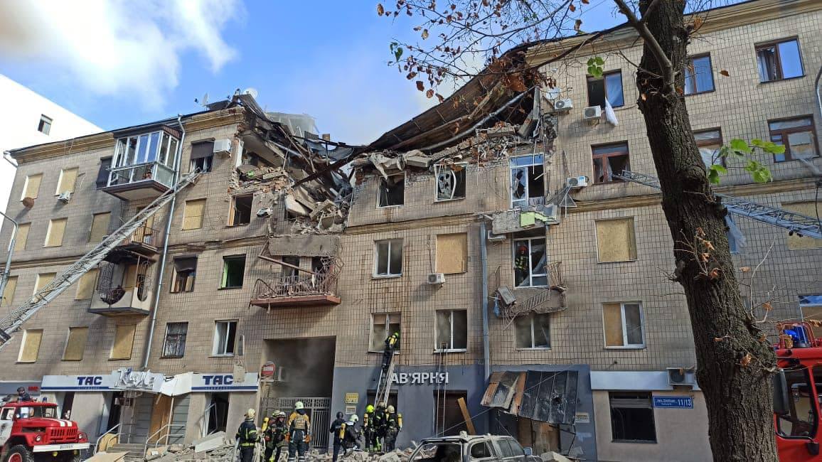 Окупанти ракетою зруйнували багатоповерхівку у центрі Харкова