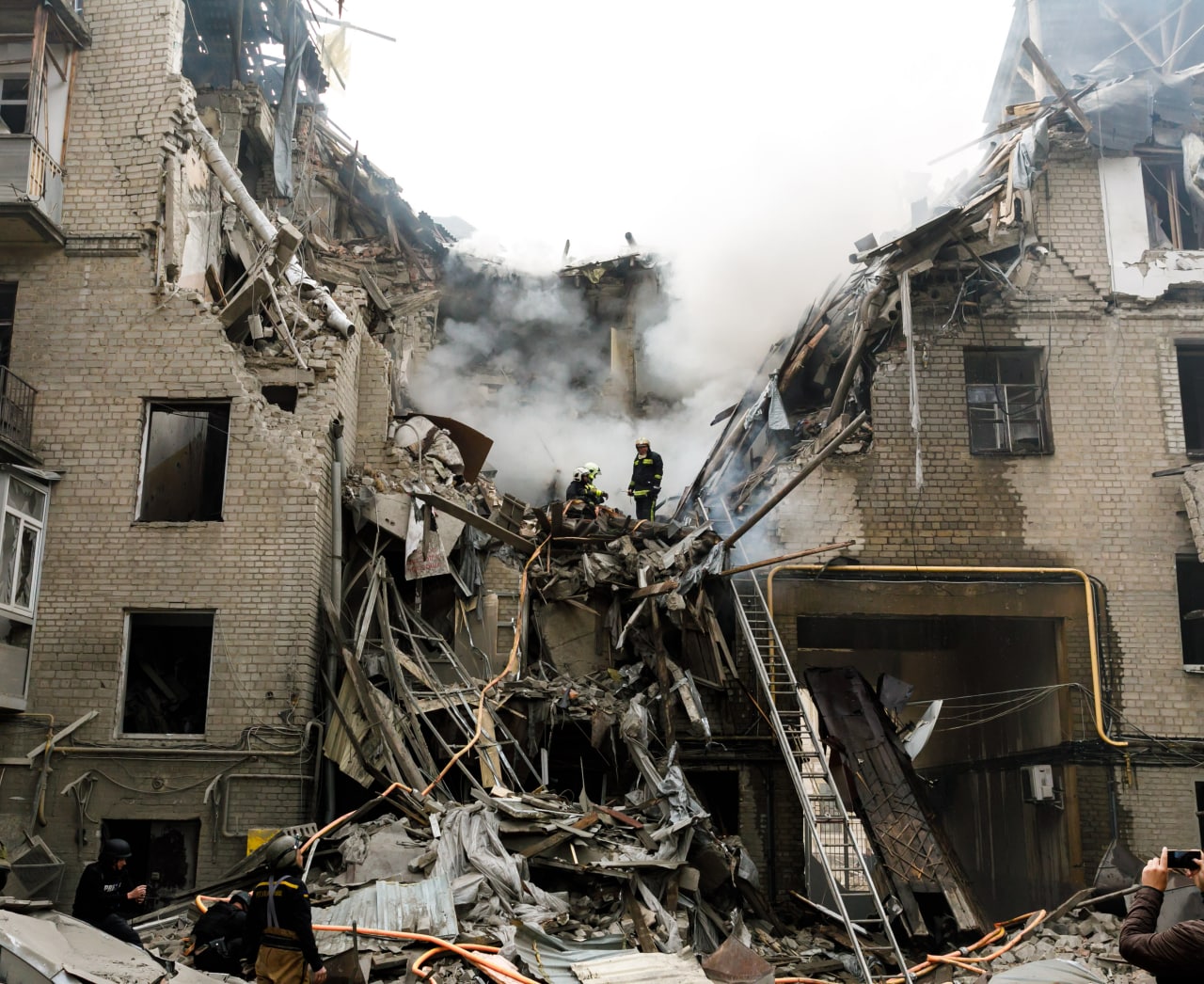 Окупанти ракетою зруйнували багатоповерхівку у центрі Харкова. Фото