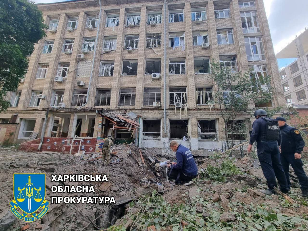 Окупанти ракетою зруйнували багатоповерхівку у центрі Харкова. Фото