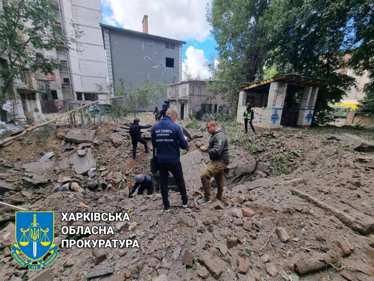 Окупанти ракетою зруйнували багатоповерхівку у центрі Харкова. Фото