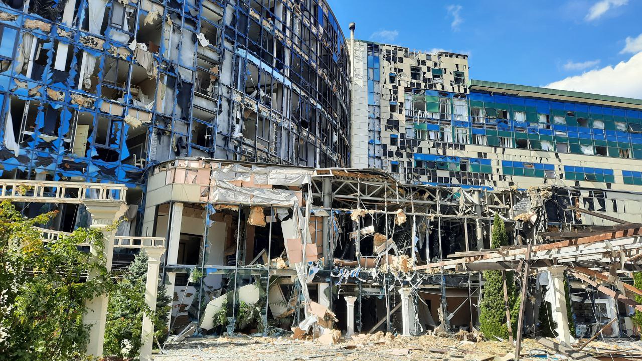 Пошкоджена внаслідок обстрілів будівля у Харкові