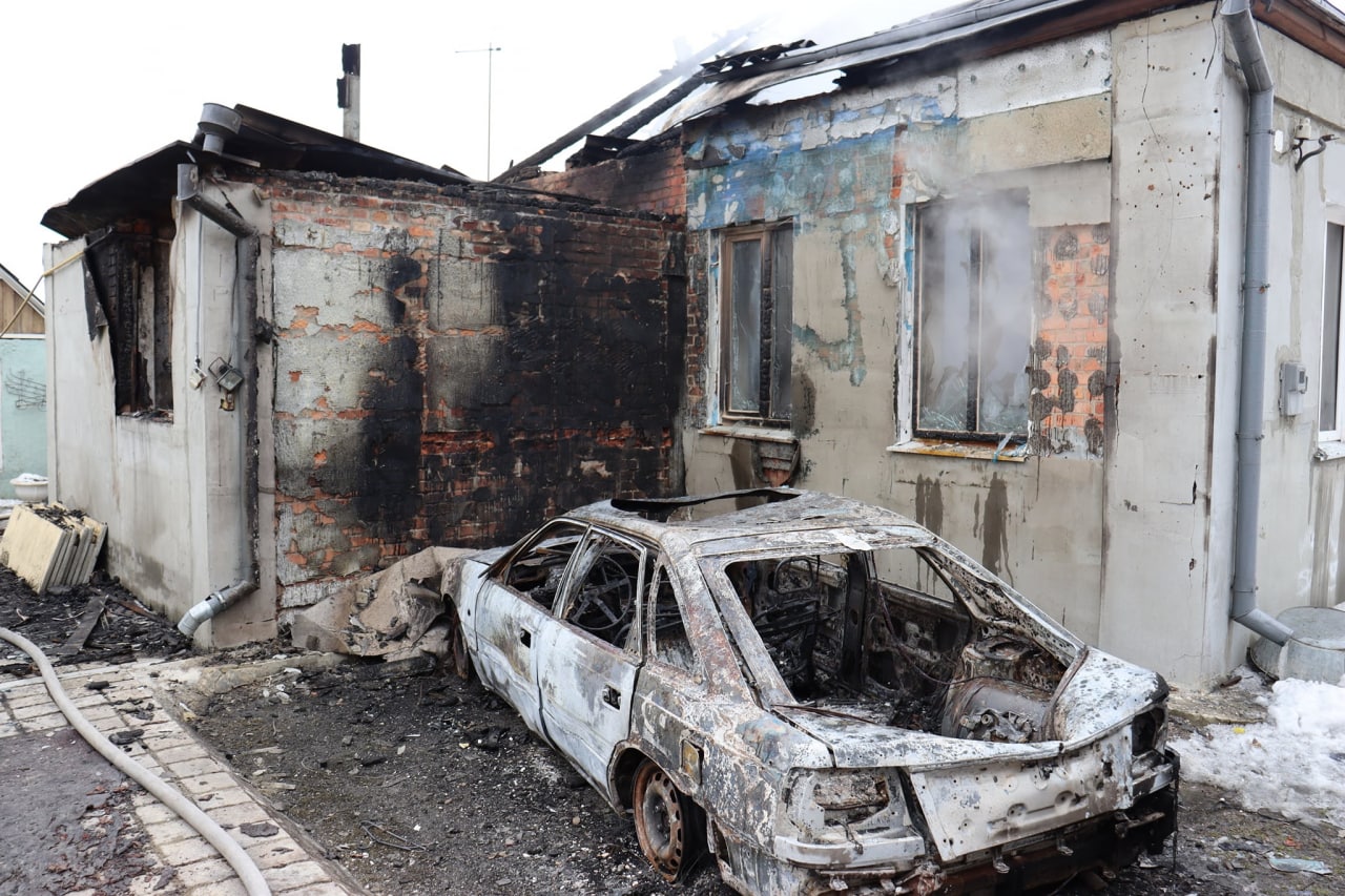 Знищений автомобіль та спалений будинок у громаді