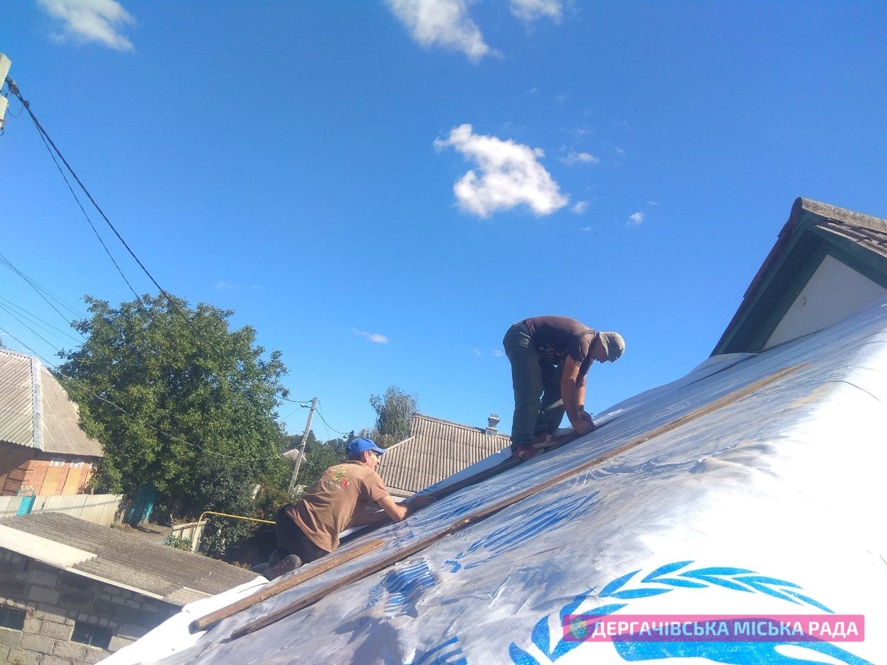 Корпус громадської безпеки відновлює дахи в Дергачівській громаді