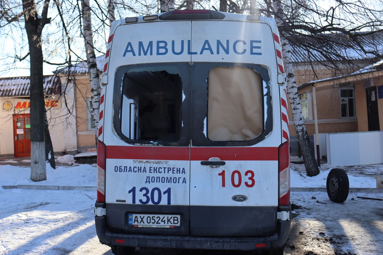 Пошкоджена машина швидкої допомоги у Дергачівській громаді