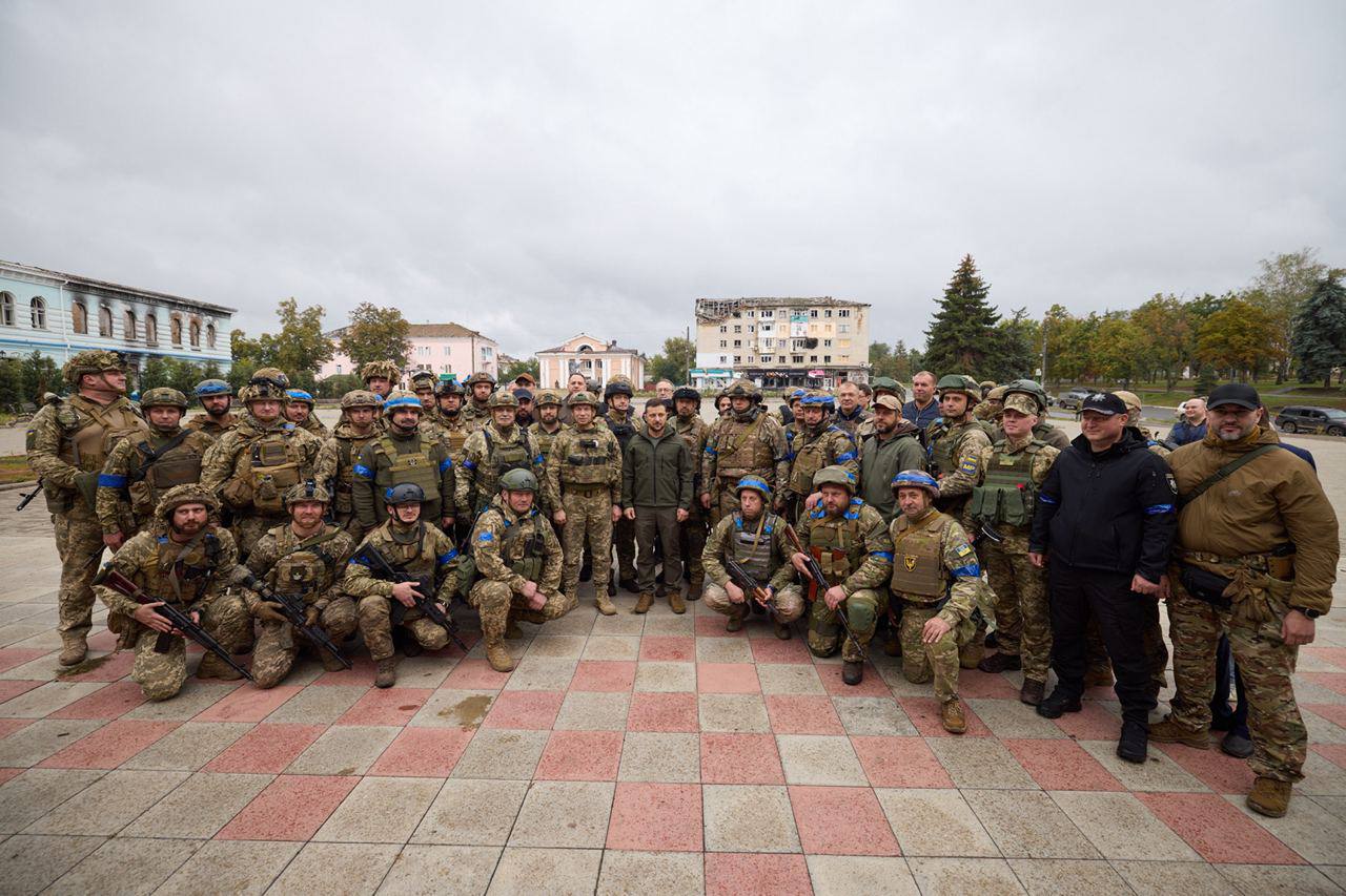 Президент України разом з військовими, які звільняли Ізюм від росіян
