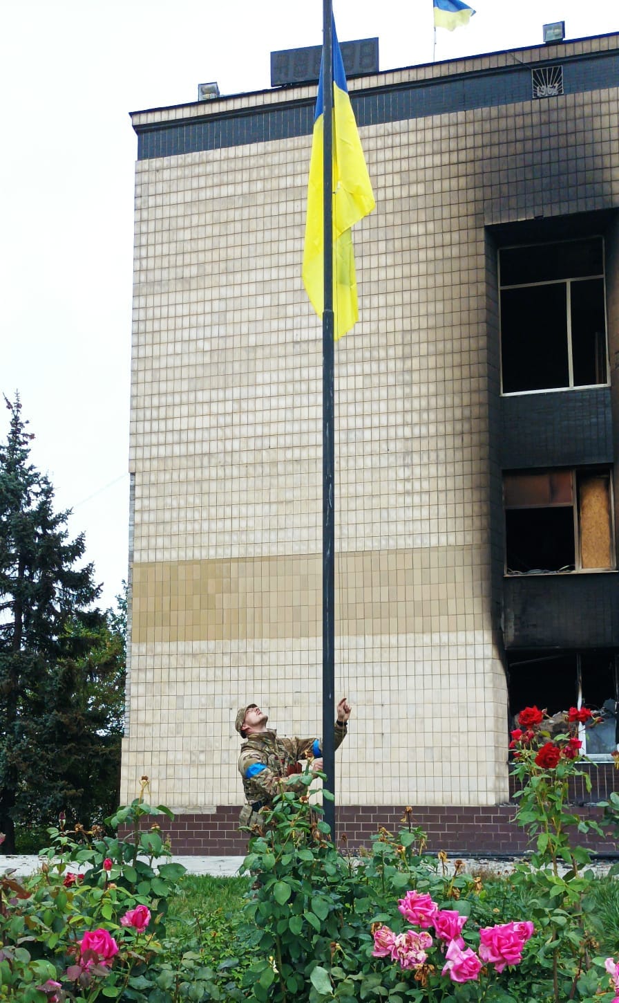 Урочисте підняття державного прапору України перед Ізюмською міською радою