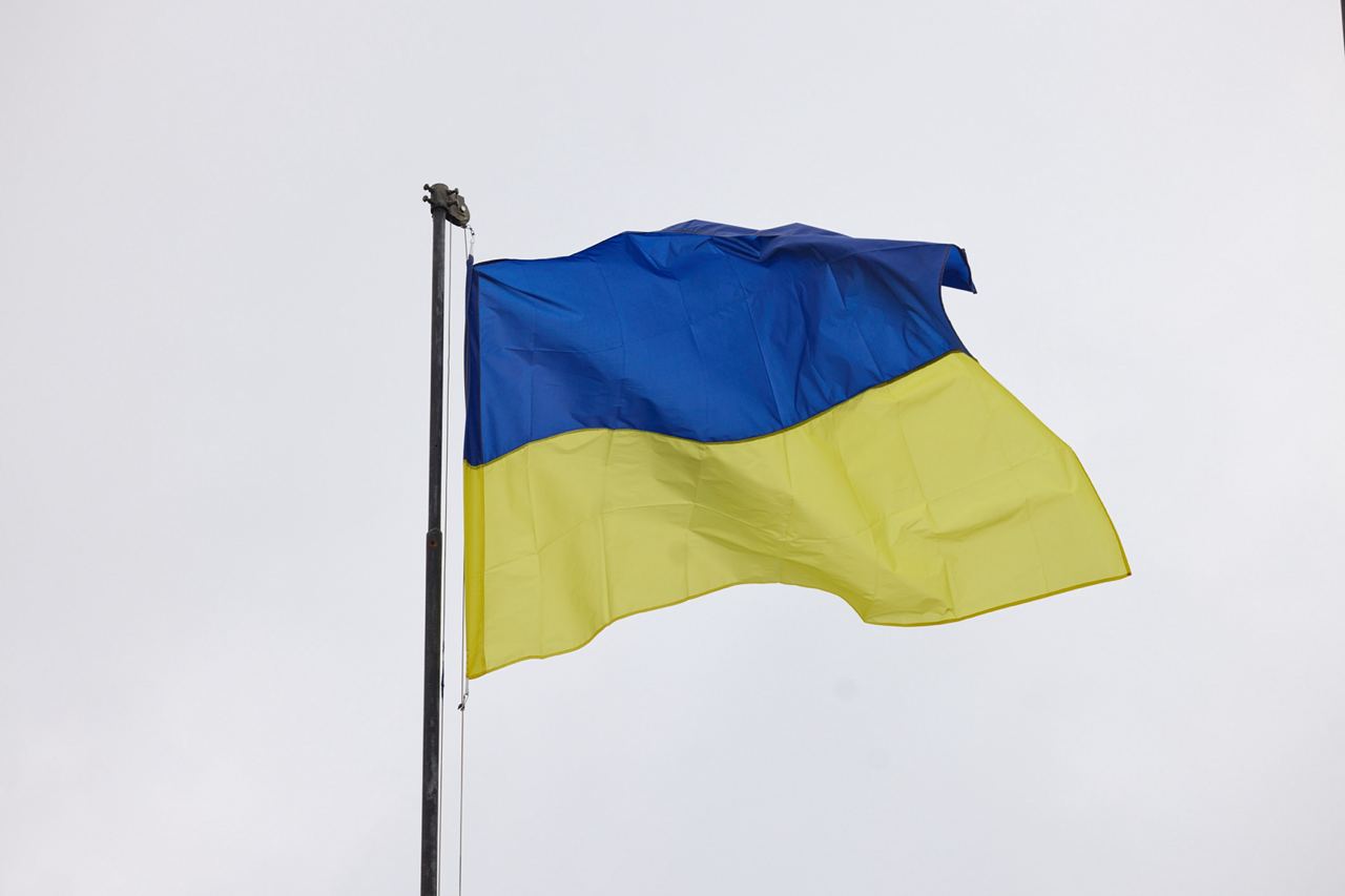 Український прапор майорить над українським містом