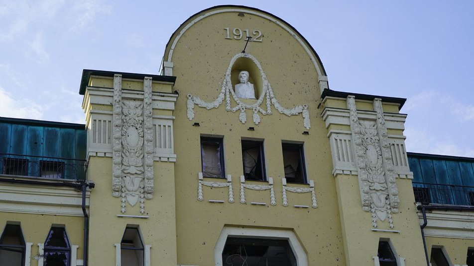 Будинок нерухомоті у Харкові після обстрілів