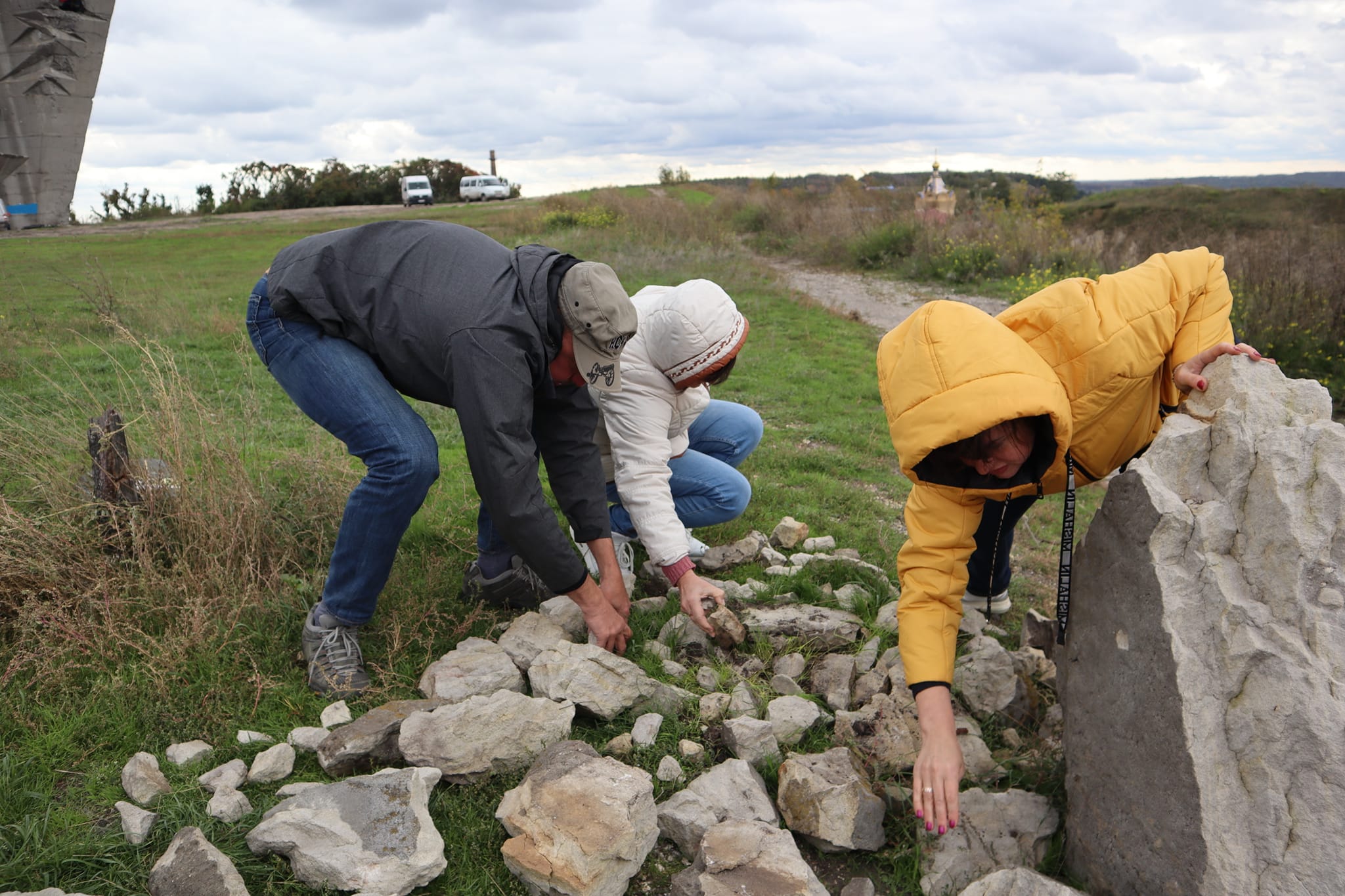 На горі Крем'янець у Ізюмі фахівці збирають уламки пошкодженої  скульптури половецького часу