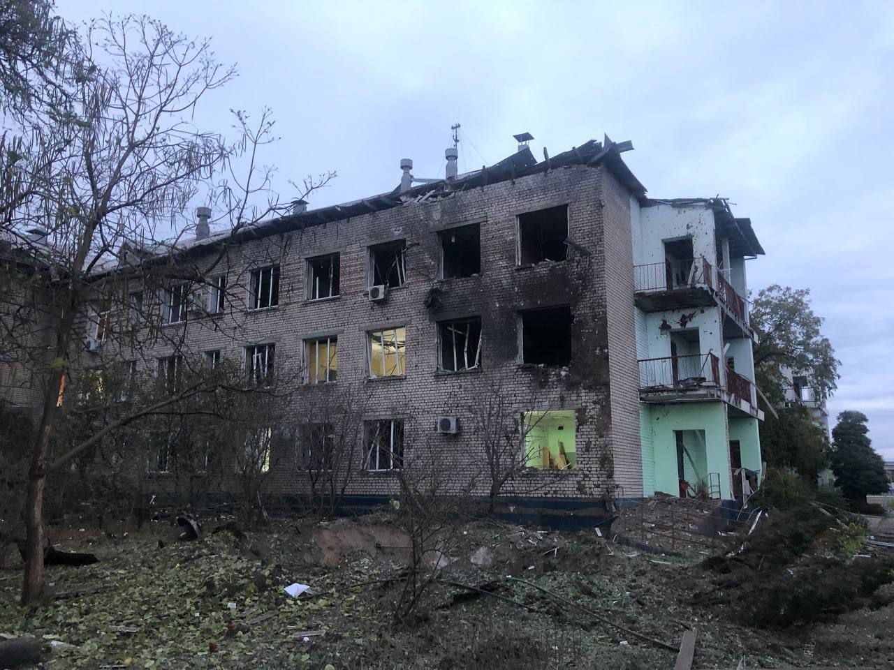 Пошкоджений будинок після ракетного удару по Запоріжжю