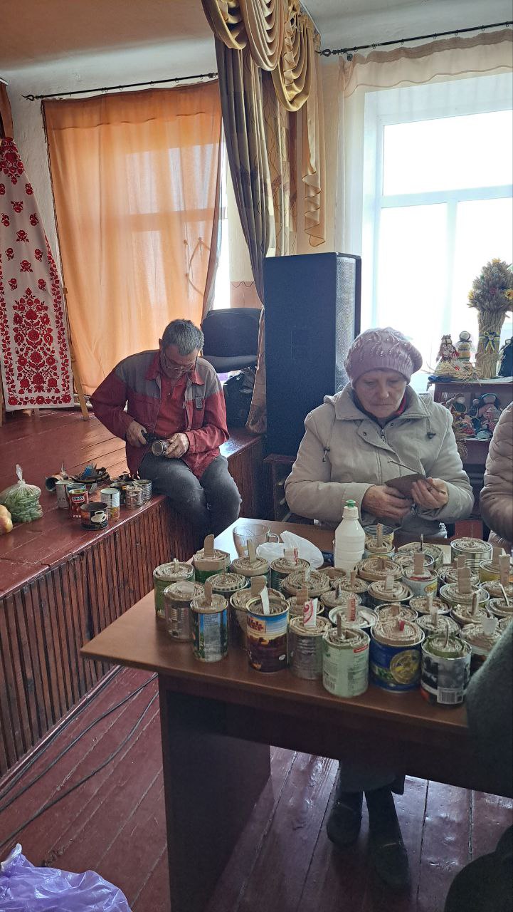У Біляївській громаді виготовляють окопні свічки для ЗСУ 