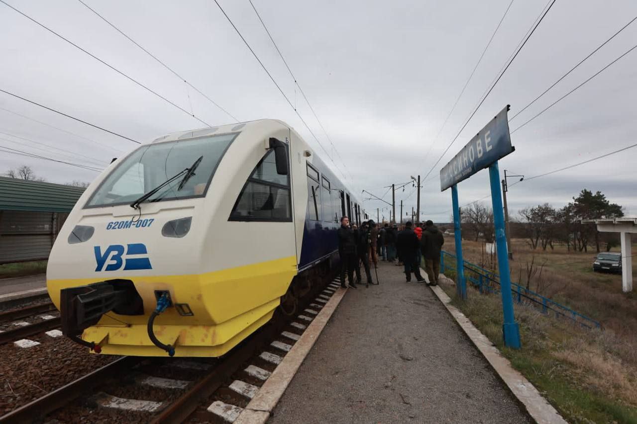 Поїзд Укрзалізниці на теренах Харківської області