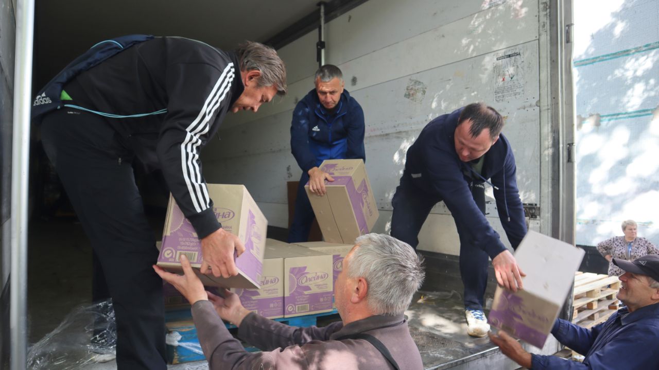 Розвантаження гуманітарної допомоги у Лозівській громаді