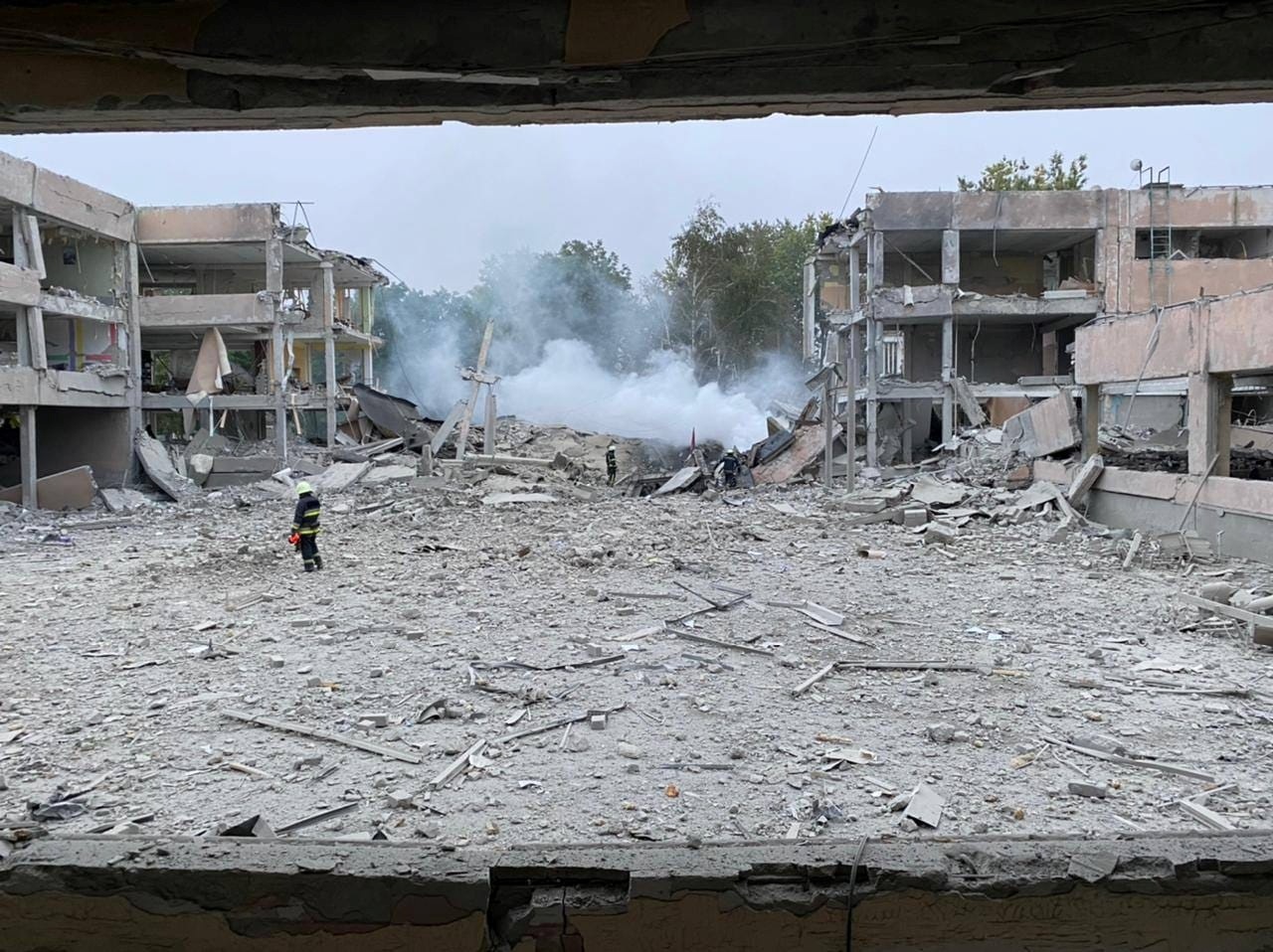 Знищена школа № 8 у Лозовій після російського ракетного удару