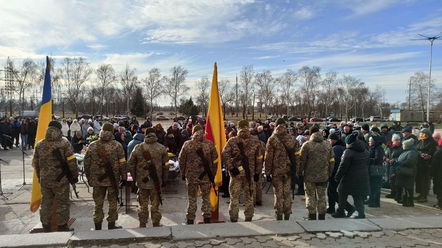 У Первомайському прощалися із земляком, який загинув під Бахмутом 